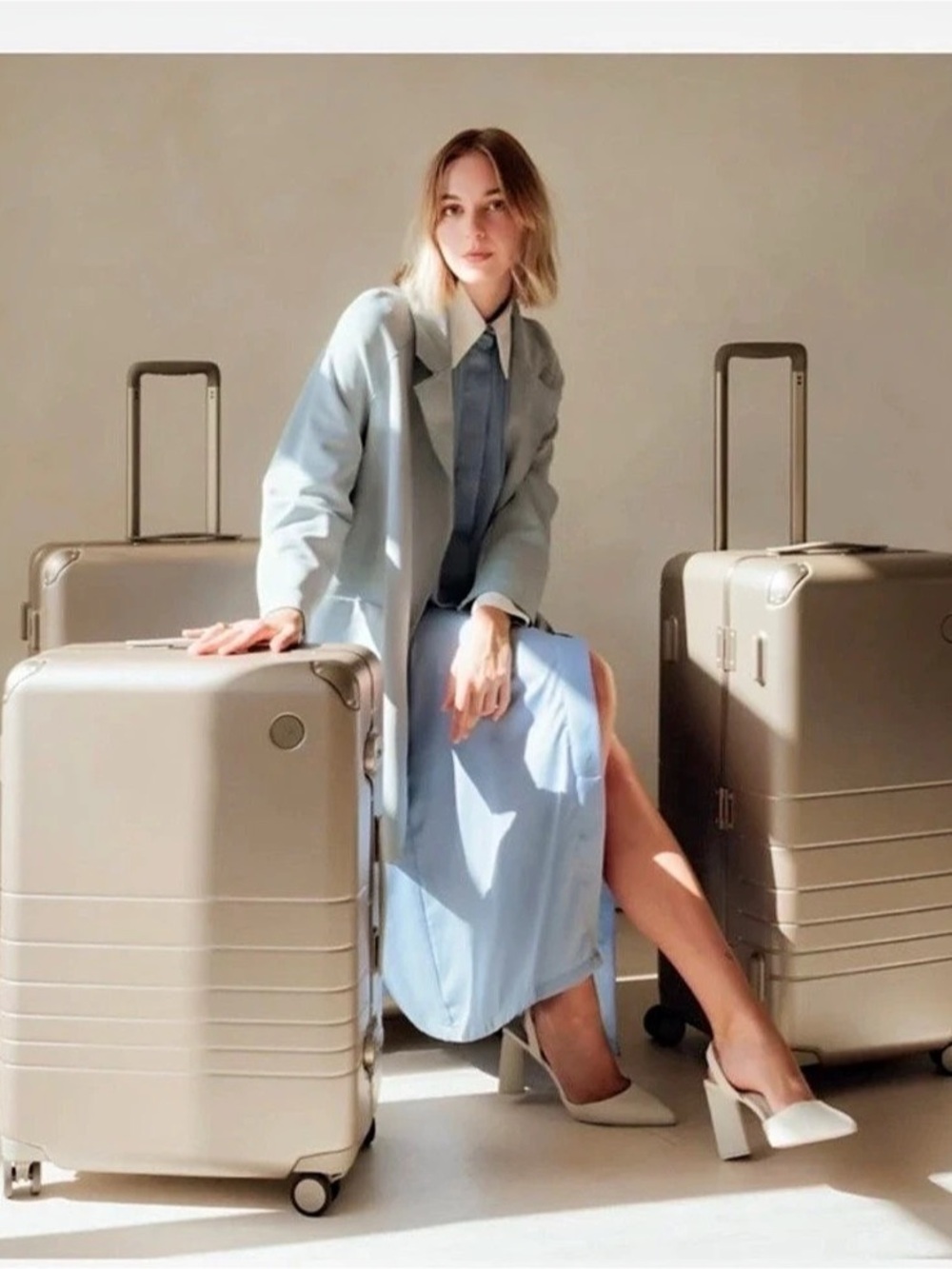 Monos medium Luggage in champagne